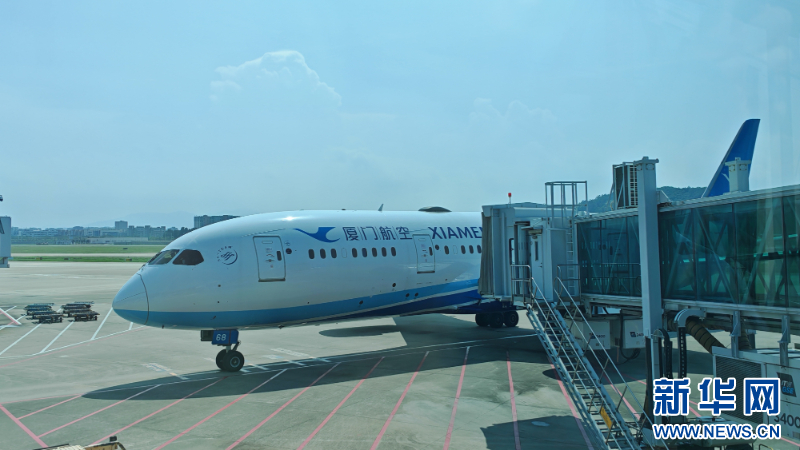 厦门航空MF814次航班平稳滑至廊桥机位。新华网 刘丰 摄