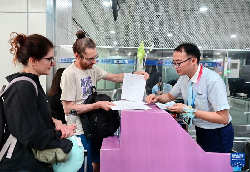 6月23日，乘坐厦航福州至阿姆斯特丹航班的旅客在办理值机手续。新华社记者 林善传 摄