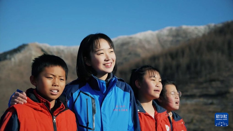 支教队员与宁夏隆德县的孩子在六盘山麓一起唱歌（资料照片）。新华社发