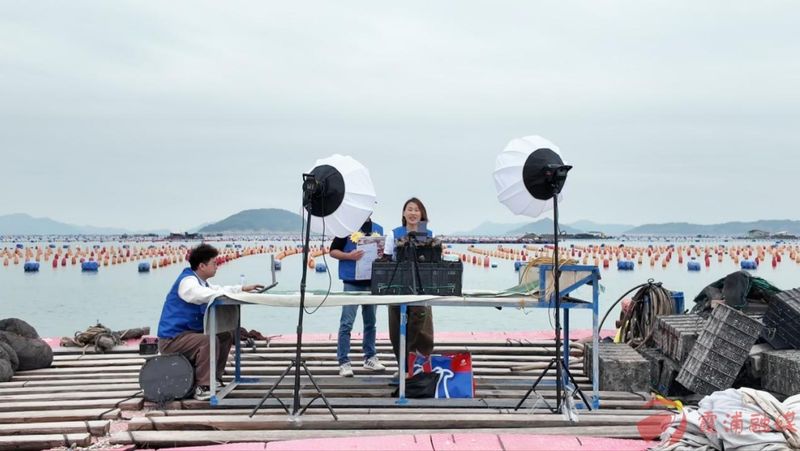 在北壁乡池澳村海上养殖区，有养殖户直接把直播间架设在渔排上，将镜头对准刚刚起笼的鲜活鲍鱼。