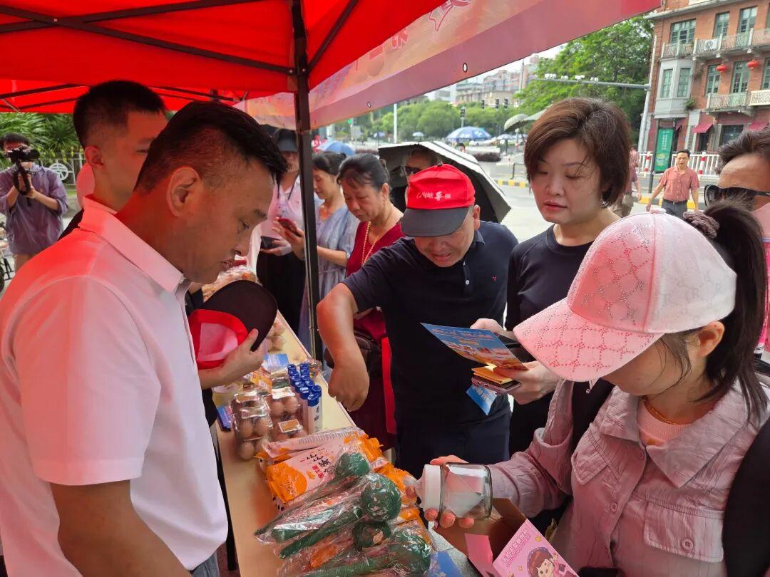 地推全城启动！粮洽会惠民福利进公园社区