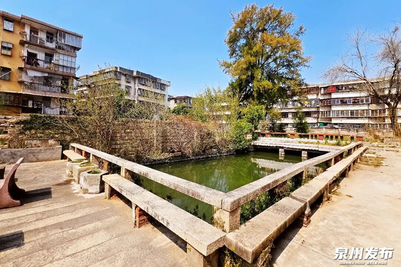 天宝池就像是南外宗正司建筑群里的一颗“明珠”，此为现代修复后的池塘。

