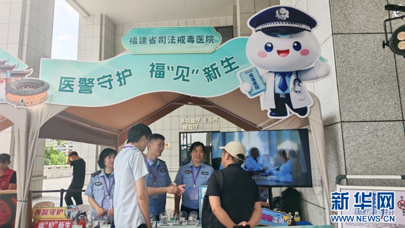 现场工作人员向市民普及禁毒知识。新华网 刘丰 摄