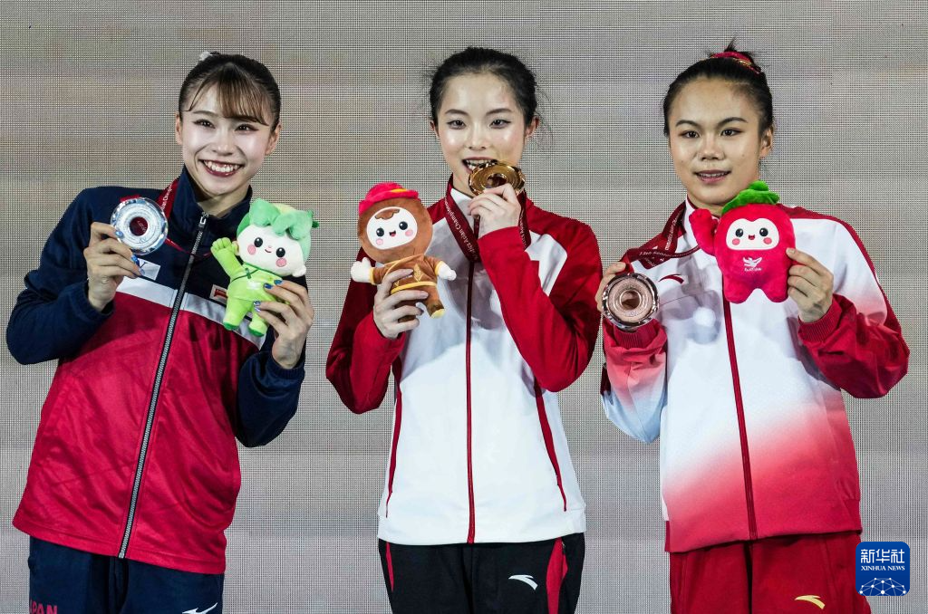体操——亚锦赛：张怡涵、张清颖分获女子自由操冠、季军