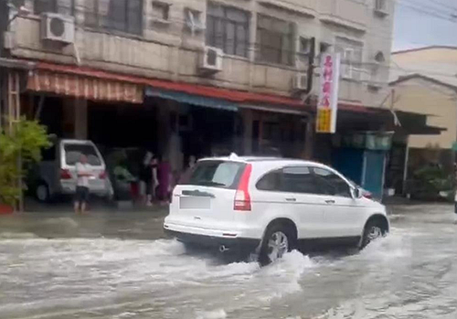 高雄淹水被吹成“高级清澈”，台网友讥：“建议‘青鸟’直接洗脸”