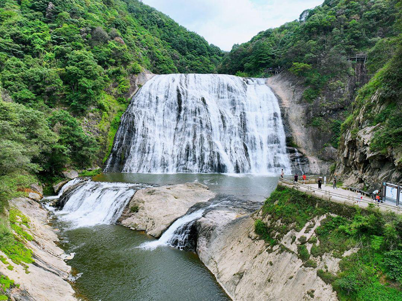 宁德周宁，海拔八百米的“云端山城”，夏日平均气温不过二十四度。九龙漈便藏在这片清凉高地之上，九级瀑布首尾相接，总落差逾三百米，被称作“华东第一瀑”。图源：张李春 摄