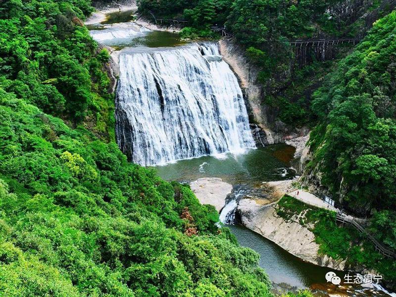 宁德周宁，海拔八百米的“云端山城”，夏日平均气温不过二十四度。九龙漈便藏在这片清凉高地之上，九级瀑布首尾相接，总落差逾三百米，被称作“华东第一瀑”。图源：张李春 摄