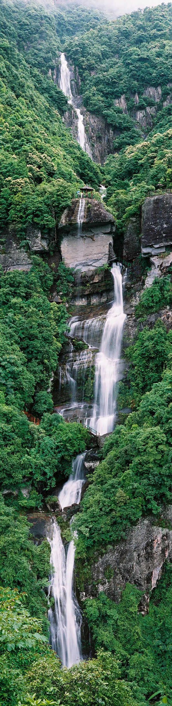 永泰县青云山风景区的核心景观九天瀑布由云山天池溢流而成，主瀑垂直落差达588米，呈阶梯式结构，将天地间的豪情层层铺展。图源：永泰微旅游