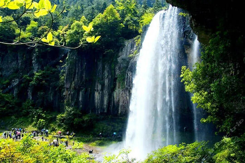 永泰县青云山风景区的核心景观九天瀑布由云山天池溢流而成，主瀑垂直落差达588米，呈阶梯式结构，将天地间的豪情层层铺展。图源：福建交通