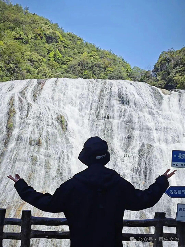 宁德周宁，海拔八百米的“云端山城”，夏日平均气温不过二十四度。九龙漈便藏在这片清凉高地之上，九级瀑布首尾相接，总落差逾三百米，被称作“华东第一瀑”。图源：陈义冰 摄