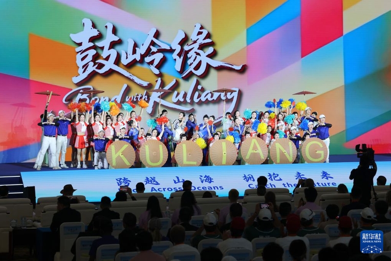 6月29日,演员在2026年“鼓岭缘”中美青少年棒球友谊赛暨体育交流周开幕式上演出。新华社记者 姜克红 摄