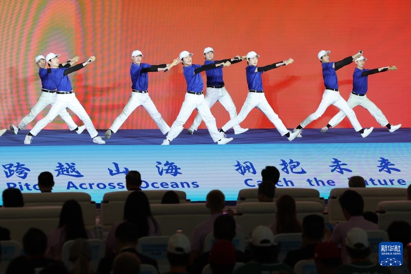 6月29日,演员在2026年“鼓岭缘”中美青少年棒球友谊赛暨体育交流周开幕式上演出。新华社记者 姜克红 摄
