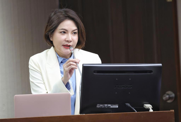 民进党当局一边喊“没钱救灾”一边“大撒币”，让绿媒及岛内前科犯长期拿巨额标案