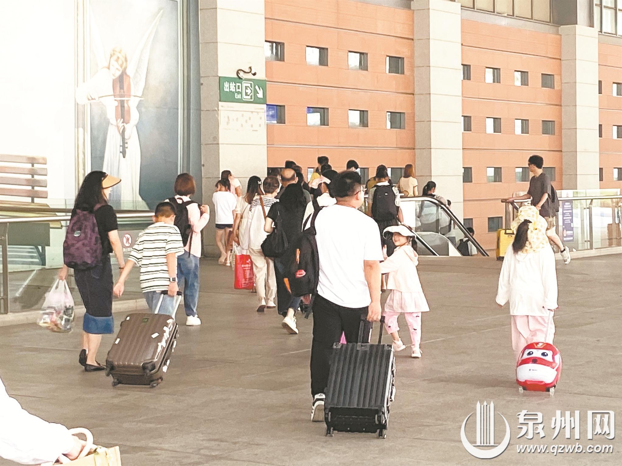 暑期车站客流大 安全指南请收藏