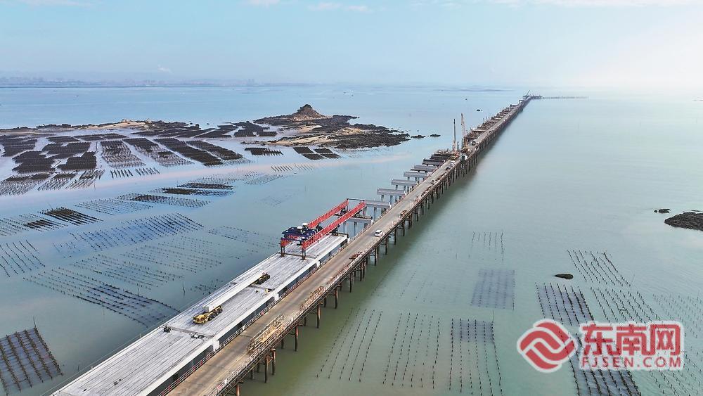 湄洲湾港泉惠石化码头项目钢栈桥及施工平台全部搭建完成