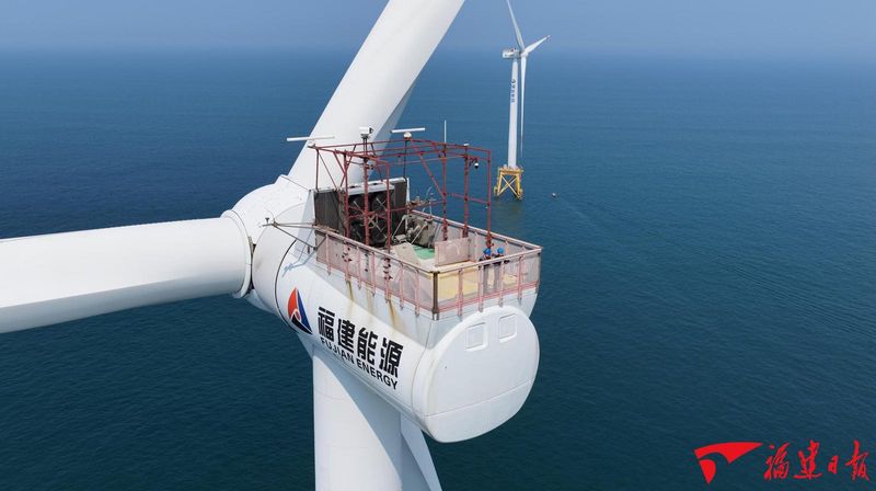 6月24日，检修间隙，工程师在120米高的风机平台上眺望。本报记者 施辰静 摄