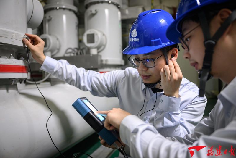 6月24日，工程师在升压站进行夜间巡检。本报记者 施辰静 摄