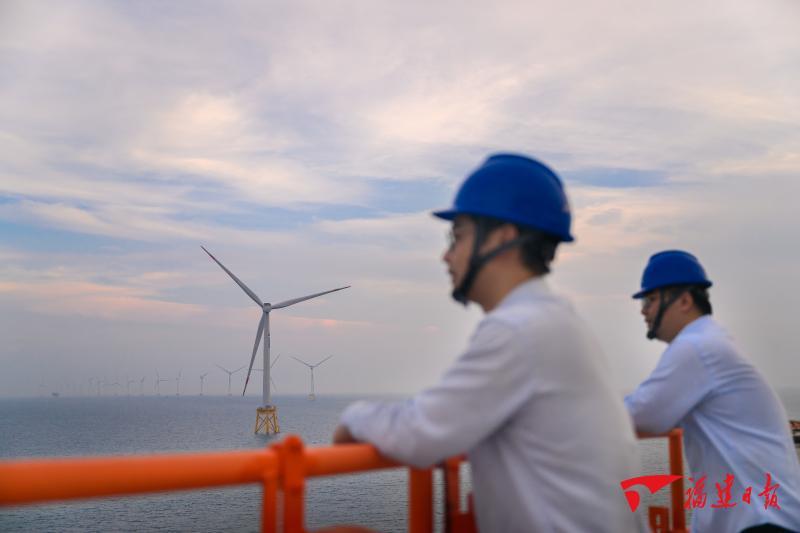 6月24日，海上升压平台上，运维人员在工作间隙欣赏海上落日。本报记者 施辰静 摄