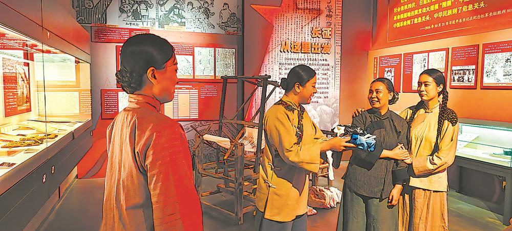 1日,行浸式情景剧《最远的长征》在福建博物院演出,把展厅变成了舞台。