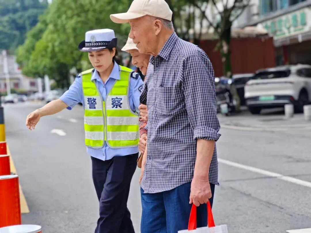 女生高考成绩582分,查分后给警察发了条短信