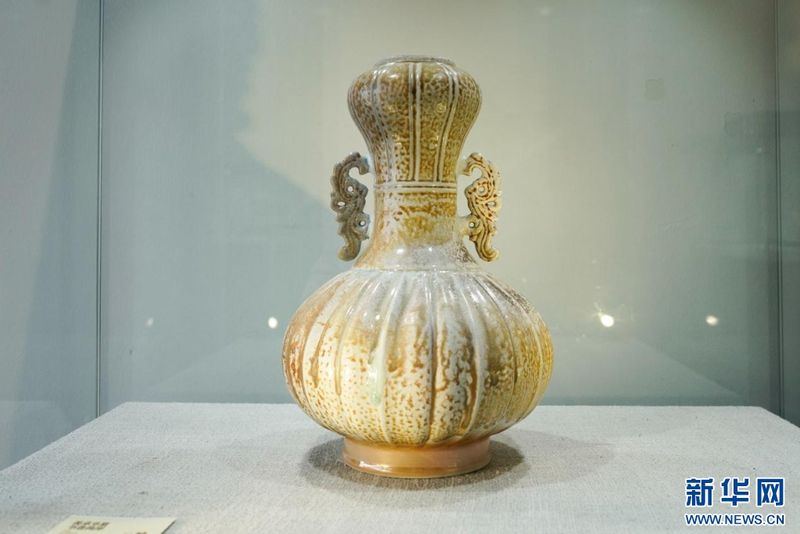 图为现场展出的艺术作品《螭耳蒜头瓶》。新华网 蒋巧玲 摄