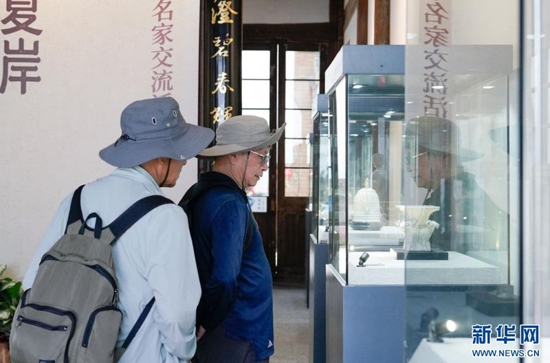 市民游客观看展出作品。新华网 蒋巧玲 摄