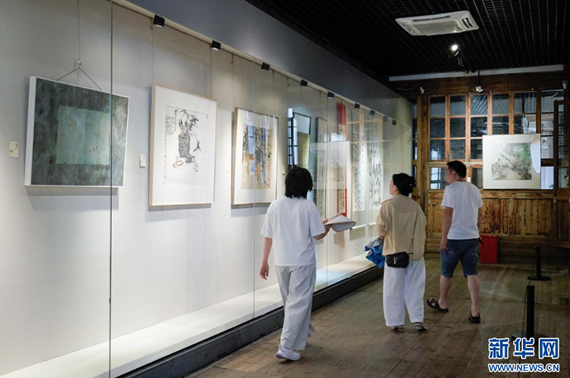市民走进福建省海峡民间艺术馆欣赏作品。新华网 蒋巧玲 摄