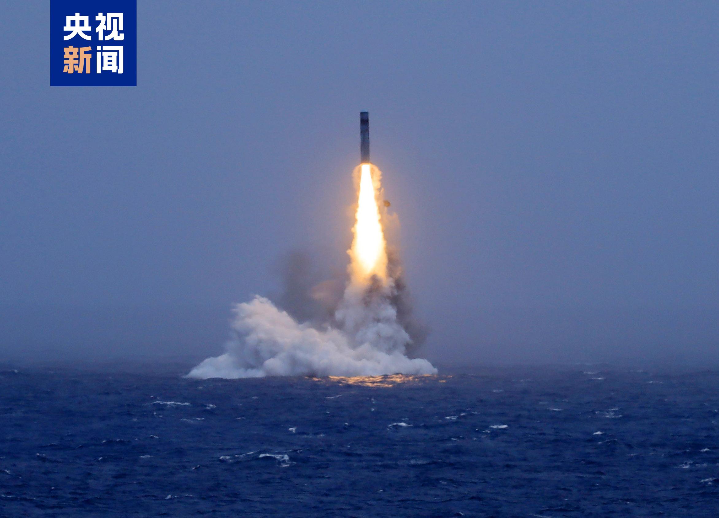 发射升空画面公布！中国海军成功组织潜射战略导弹试射