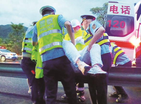 甬莞高速漳州段车辆侧翻司机遇险 多部门联动为生命护航