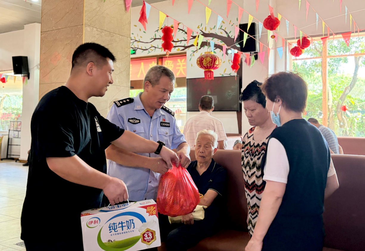 警企携手送清凉 温情关怀暖人心