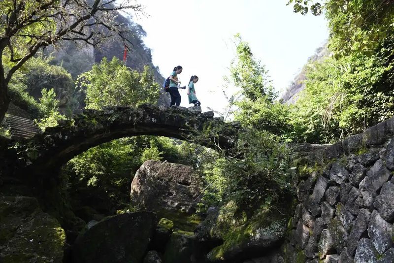 行走岩骨花香漫游道