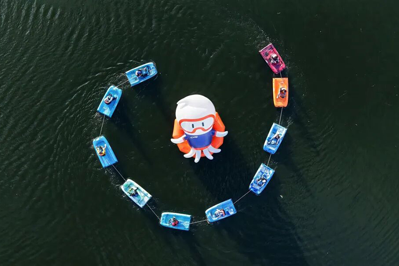 近日，马銮湾新城水上时尚运动带东区正式启动试运营。图源：马銮湾水上乐园