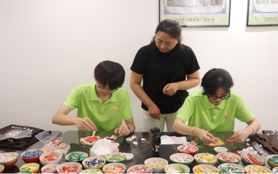 实践队员参与体验剪瓷雕