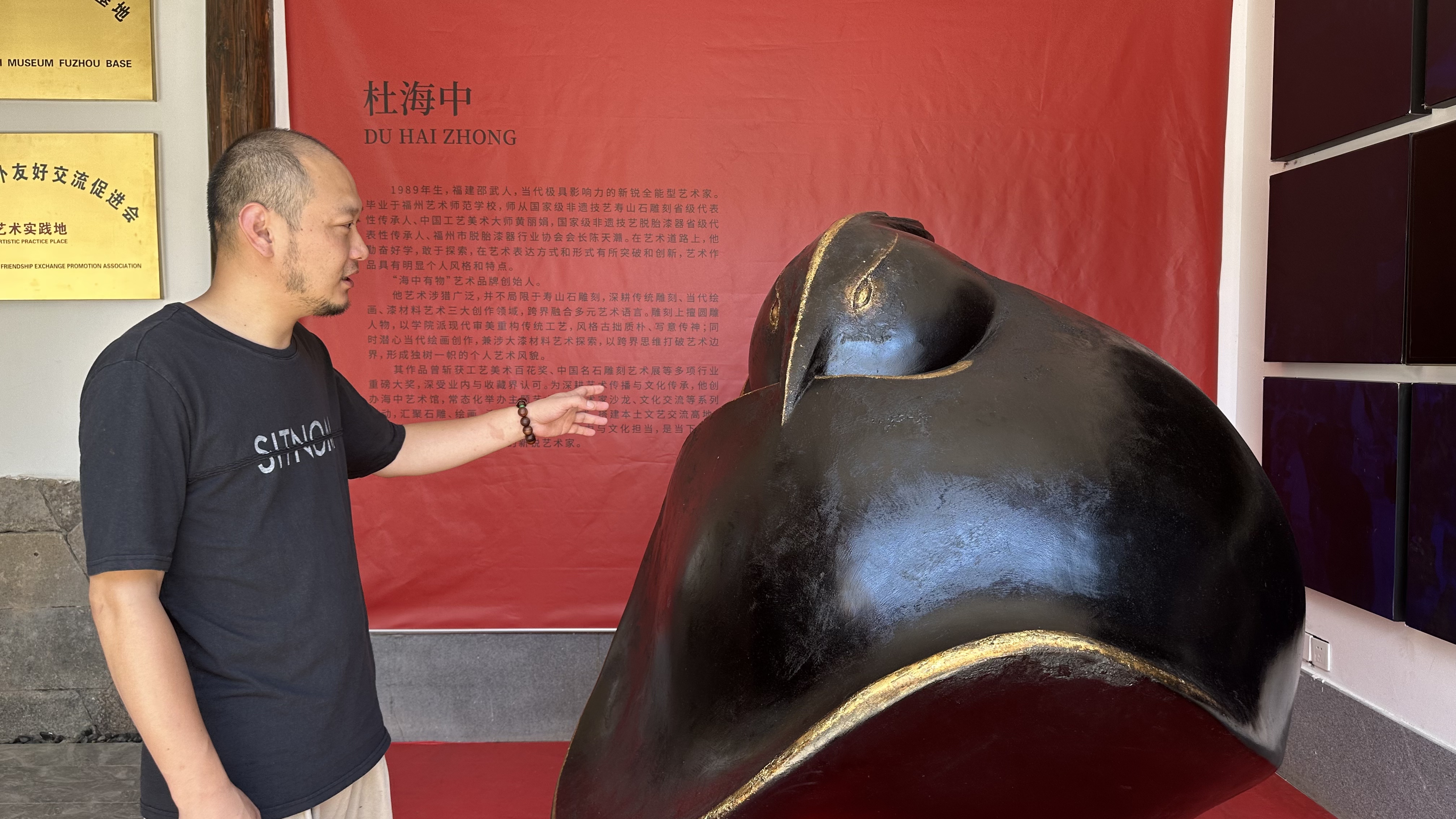 杜海中介绍大型脱胎漆器《玄鸟》。巷起鲲鹏 艺印山海-杜海中当代艺术展。海峡网记者 李牧晨 摄