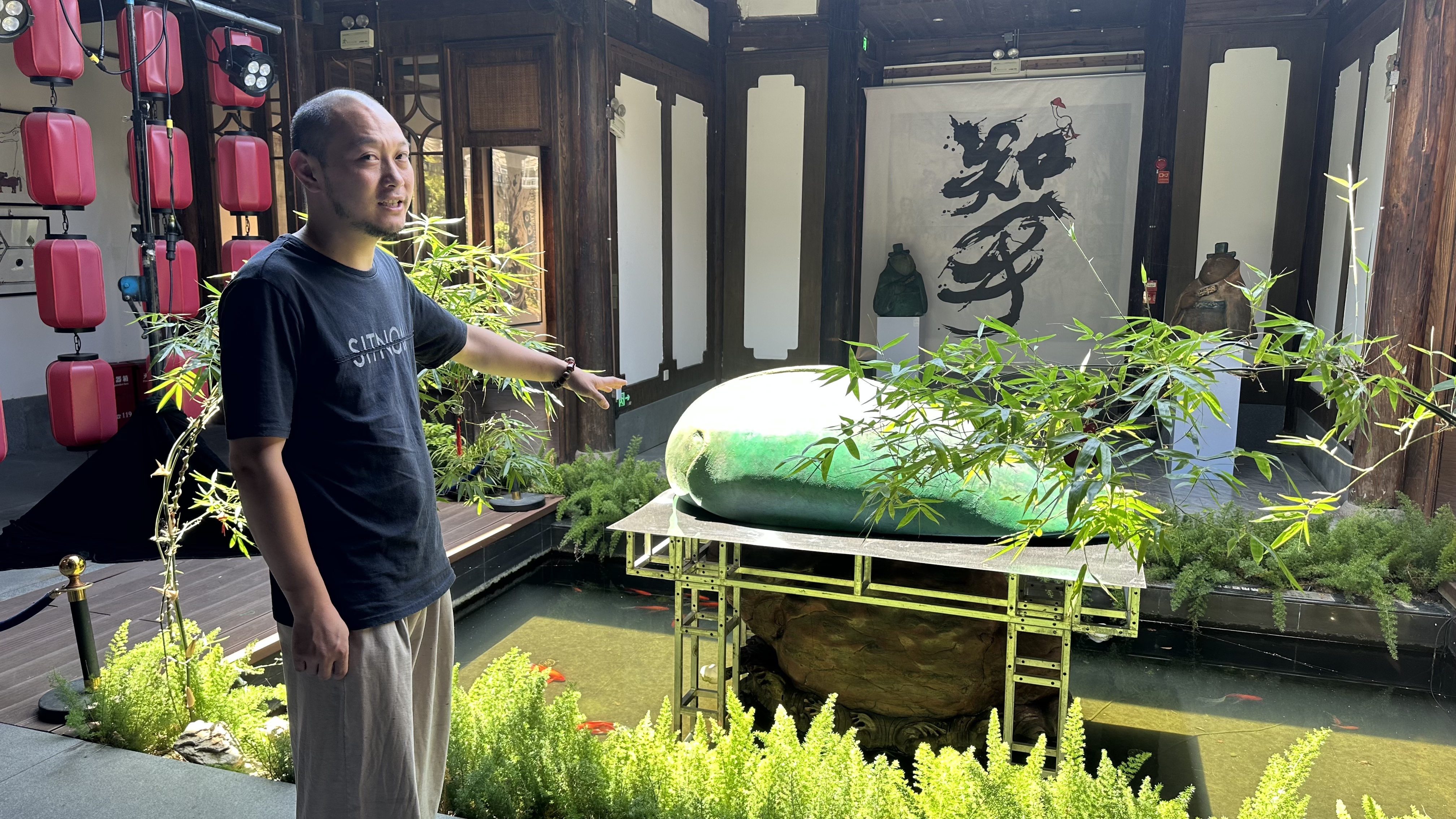 杜海中介绍《鲲》装置。海峡网记者 李牧晨 摄