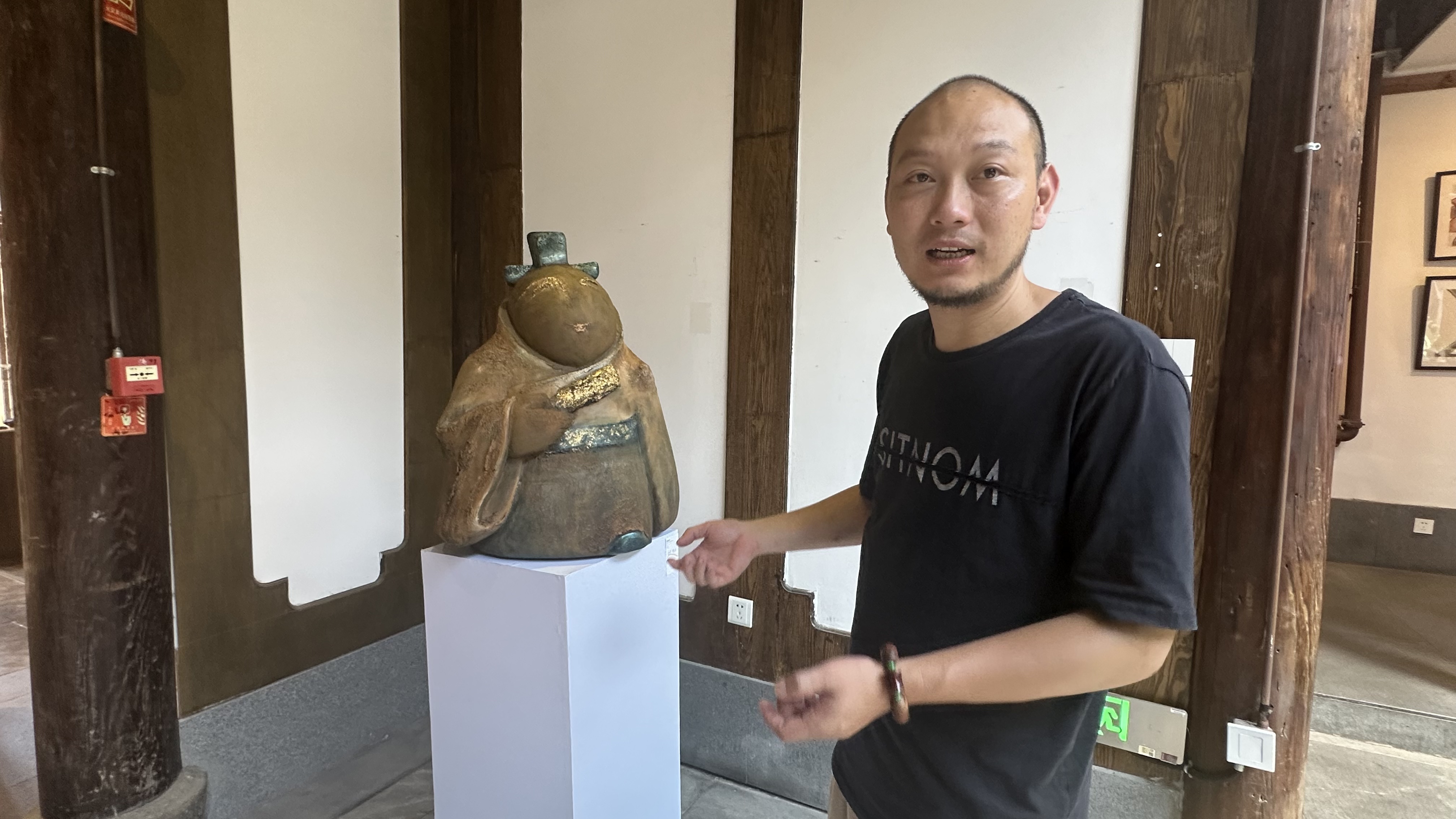 杜海中与《知乎》。海峡网记者 李牧晨 摄