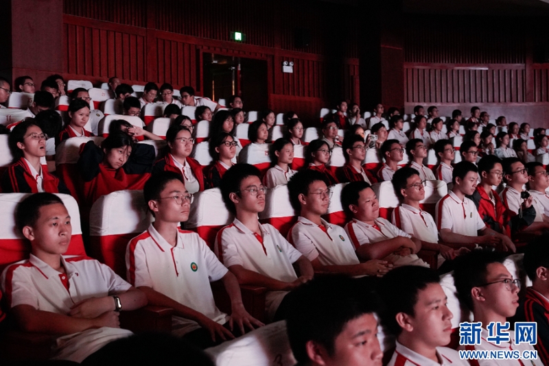 学生们聆听宣讲。新华网 蒋巧玲 摄