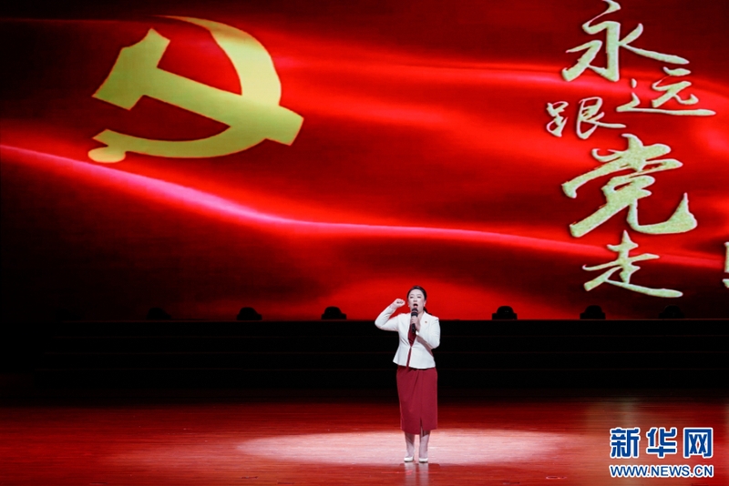长汀县委党校教务处主任、统战教研室主任涂丹青宣讲《永远跟党走》。新华网 蒋巧玲 摄