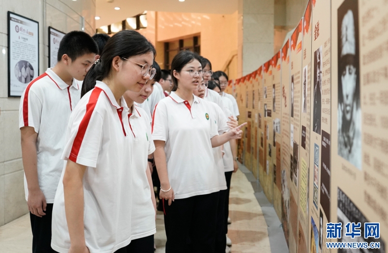 学生们观看“红色记忆 英烈丰碑”长征主题展。新华网 蒋巧玲 摄