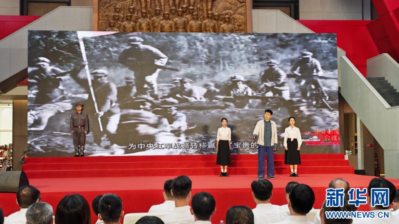 朗诵剧《生命等高线》。新华网 刘丰 摄