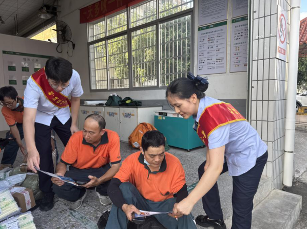 邮储银行上杭县支行深入邮政速递部开展“一路U我”主题宣传活动