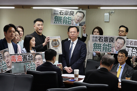 台卫福部门负责人遭“蓝委”围剿无人解围，“绿委”也看不下去“毒油”乱象，将枪口调向赖当局