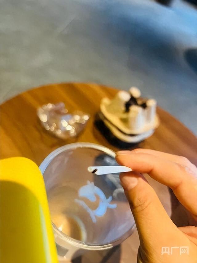 瑞幸喝出活体异物被门店强制退款 消费者权益引关注