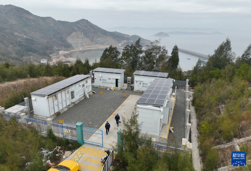 在福建省宁德市霞浦县海岛乡拍摄的微电网工程（1月26日摄，无人机照片）。新华社记者 林善传 摄