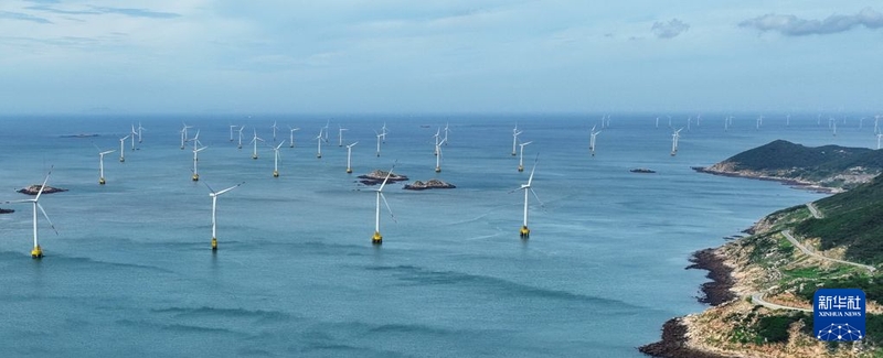 在福建平潭海域拍摄的海上风电场（6月30日摄，无人机照片）。新华社记者 林善传 摄