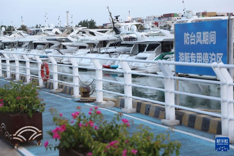 7月9日，游艇停靠在福建厦门高崎闽台中心渔港躲避台风。新华社发（曾德猛 摄）