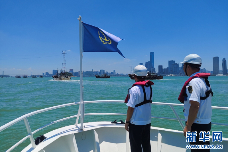 台风来临前，海事部门工作人员开展隐患排查。新华网发（福建海事局供图）