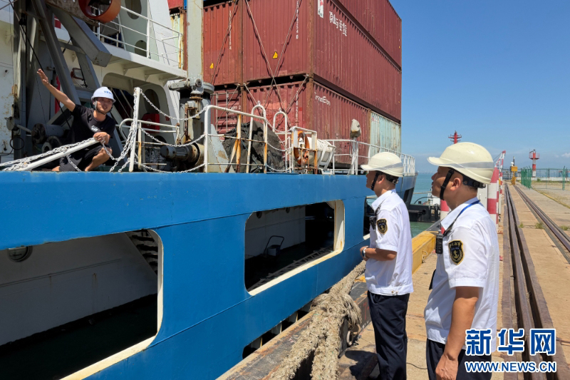 台风来临前，海事部门工作人员开展隐患排查。新华网发（福建海事局供图）