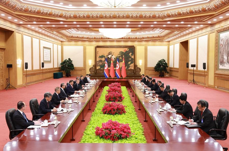 习近平会见朝鲜内阁总理朴泰成