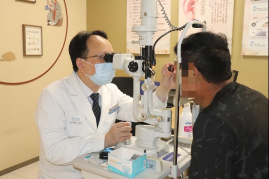 男子午睡醒来眼前白茫茫一片,洗眼睛、点药水无济于事,幸亏就诊及时